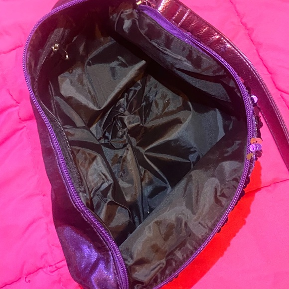 Purple and gold sequin shoulder bag with a zipper closure. - Picture 4 of 6